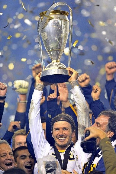 Sau khi đoạt MLS Cup với Los Angeles Galaxy để kết thúc quãng thời gian ở Mỹ trong chiến thắng, giờ Beckham đang xem xét bước đi tiếp theo của mình. Một số CLB lớn lẫn nhỏ ở không chỉ châu Âu đang chào mời anh, nhưng Beckham cũng có thể giải nghệ để theo đuổi mục tiêu mua lại chính LA Galaxy.